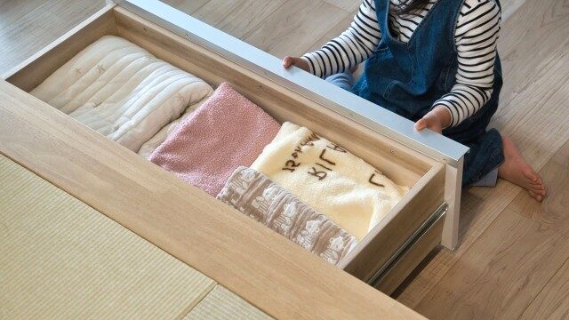 子どもが引き出しを整理している様子